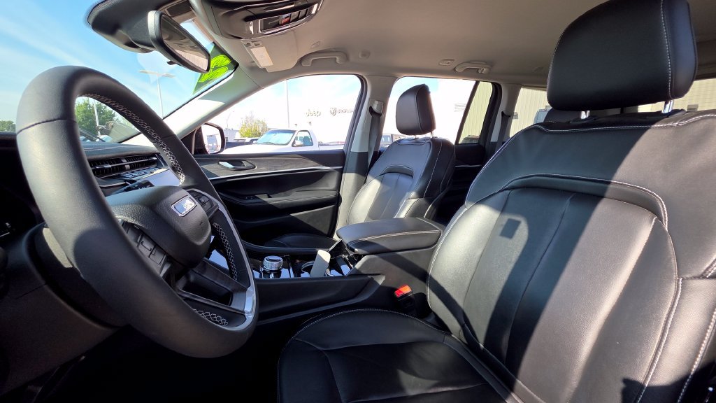 Used 2023 Jeep Grand Cherokee Limited AWD/4WD image 22