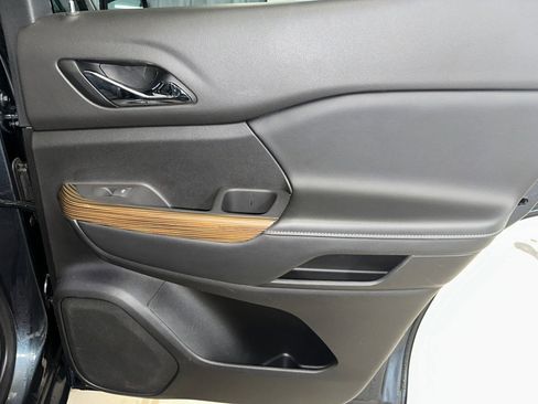 Used 2020 GMC Acadia SLE w/ Driver Convenience Package image 28