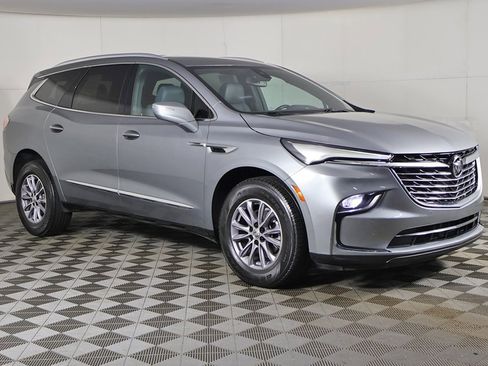 Used 2023 Buick Enclave Essence image 2