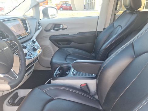 Used 2023 Chrysler Pacifica Touring-L image 11