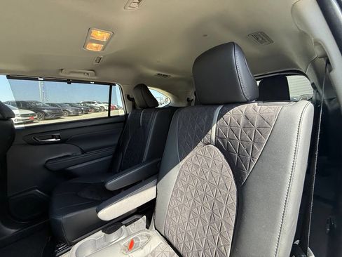 Used 2024 Toyota Highlander XLE FWD image 18
