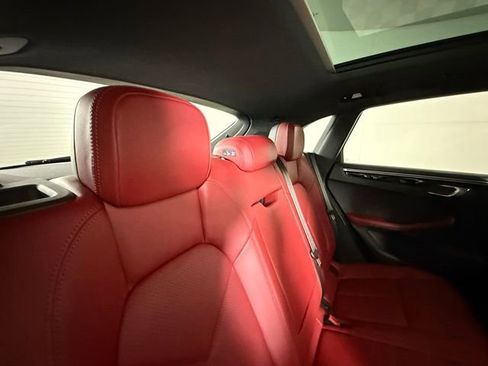 Used 2024 Porsche Macan AWD/4WD image 30