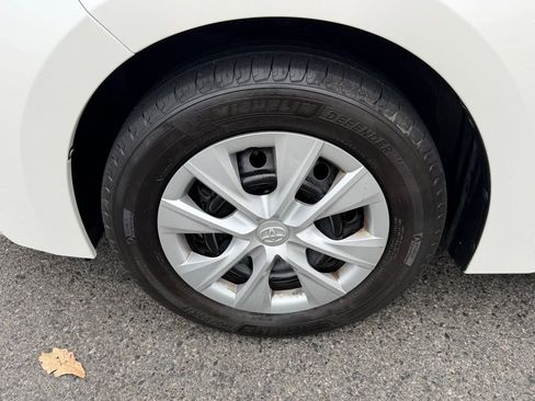 Used 2015 Toyota Corolla LE image 12