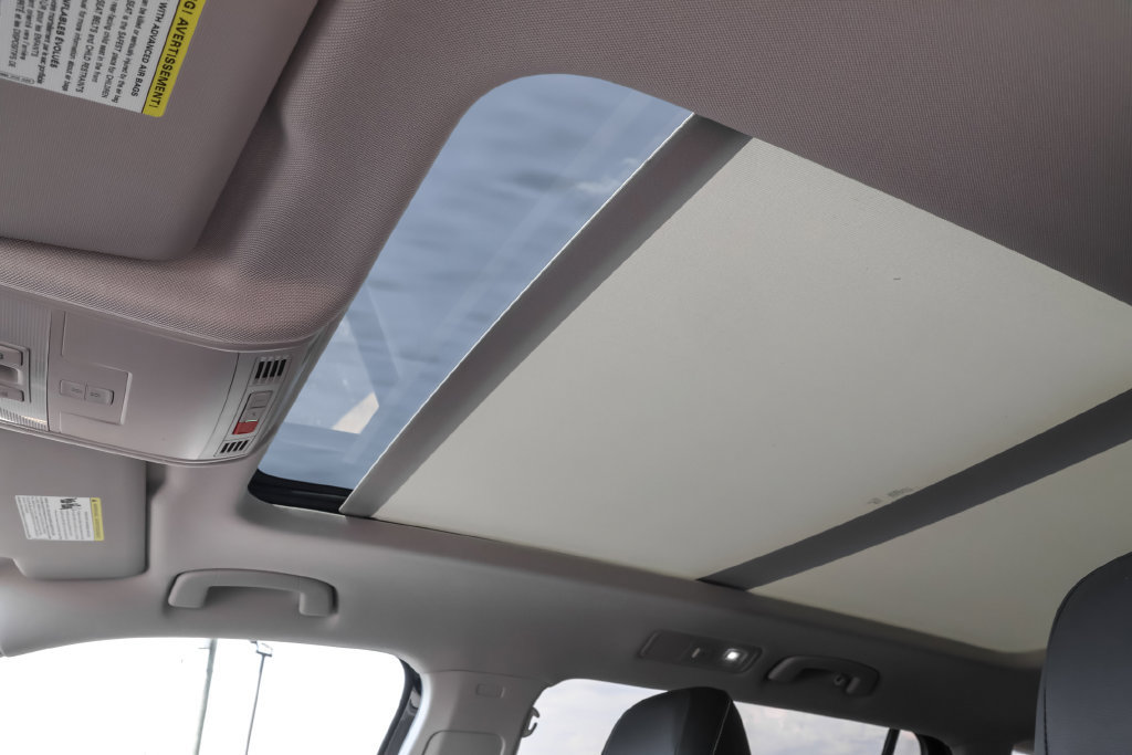 Used 2023 Volkswagen Tiguan SE w/ Panoramic Sunroof Package AWD/4WD image 8