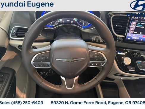 Used 2023 Chrysler Pacifica Touring-L FWD image 18