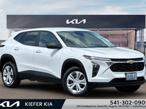 Used 2024 Chevrolet Trax LS FWD image 1