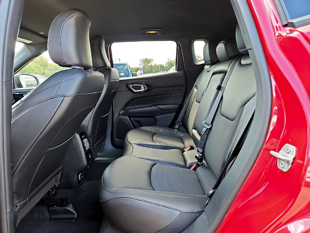 Used 2023 Jeep Compass Latitude w/ Convenience Group AWD/4WD image 12