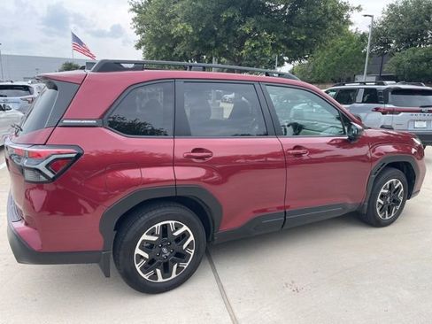 Used 2025 Subaru Forester Premium AWD/4WD image 3