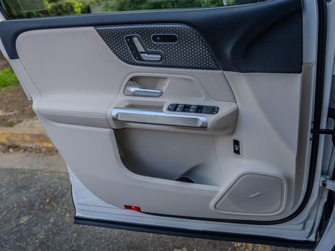 Used 2024 Mercedes-Benz EQB 250+ image 24