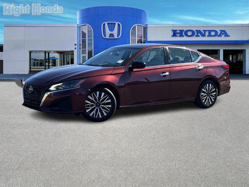 Used 2024 Nissan Altima 2.5 SV image 2