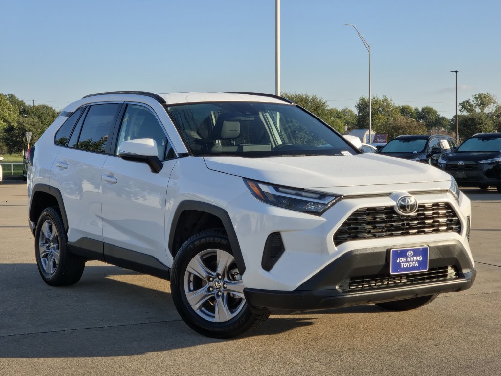 Used 2025 Toyota RAV4 XLE FWD image 2