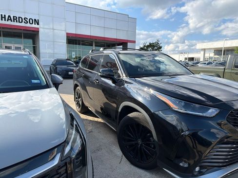 Used 2023 Toyota Highlander XSE FWD image 1