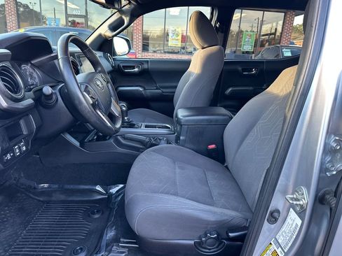 Used 2017 Toyota Tacoma TRD Off-Road image 10