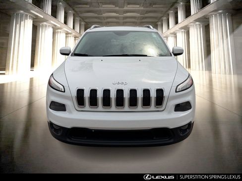 Used 2018 Jeep Cherokee Latitude Plus w/ Comfort/Convenience Group FWD image 5