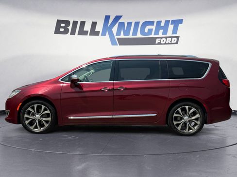 Used 2017 Chrysler Pacifica Limited w/ UConnect Theater Package FWD image 2