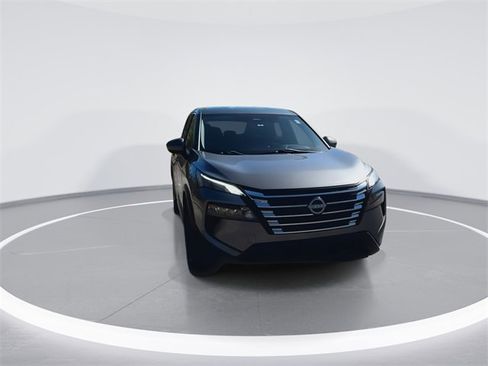 Used 2024 Nissan Rogue SV image 2