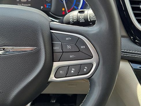 Used 2024 Chrysler Pacifica Limited FWD image 21