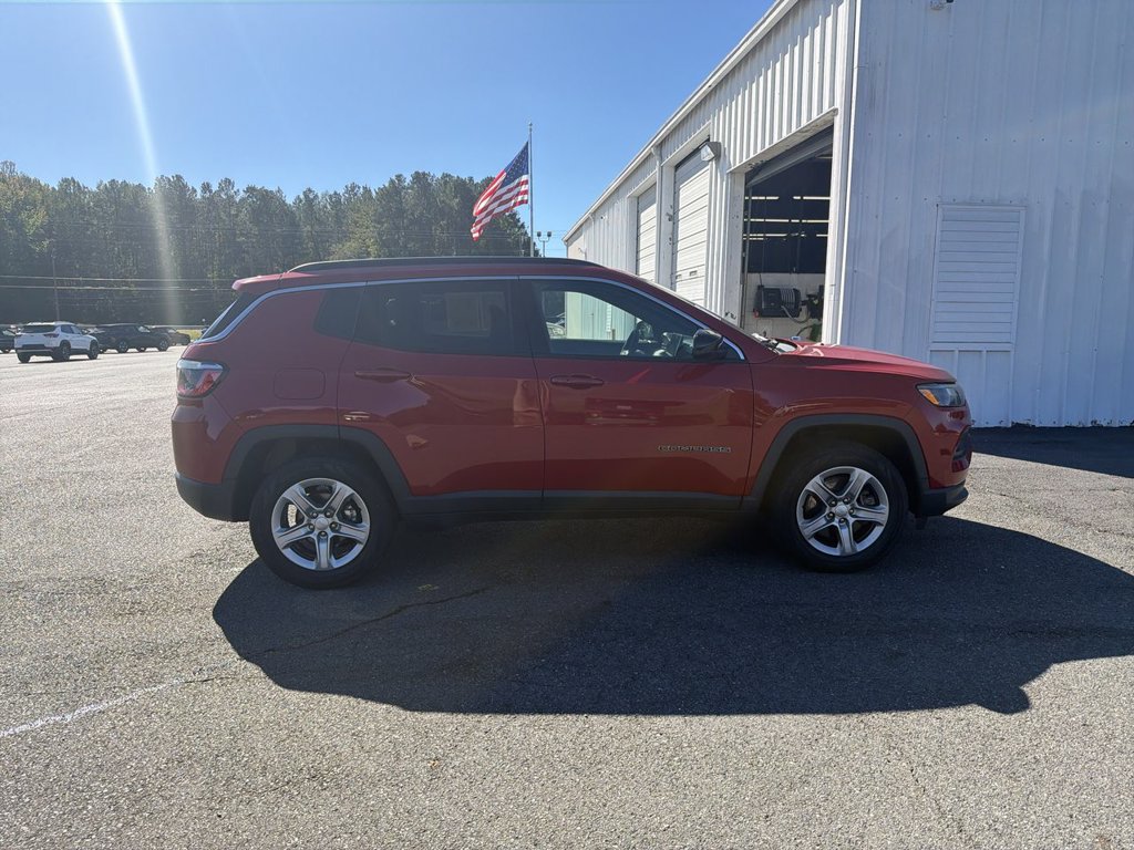 Used 2023 Jeep Compass Latitude w/ Convenience Group AWD/4WD image 9