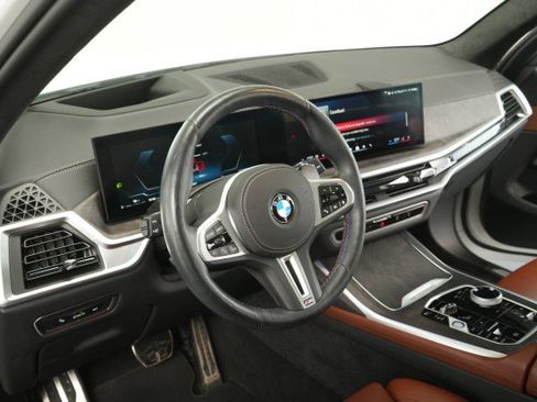 Used 2025 BMW X7 M60i image 42