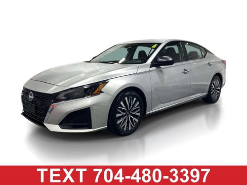 Used 2024 Nissan Altima 2.5 SV FWD image 1