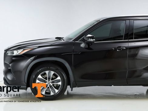 Used 2020 Toyota Highlander XLE AWD/4WD image 3