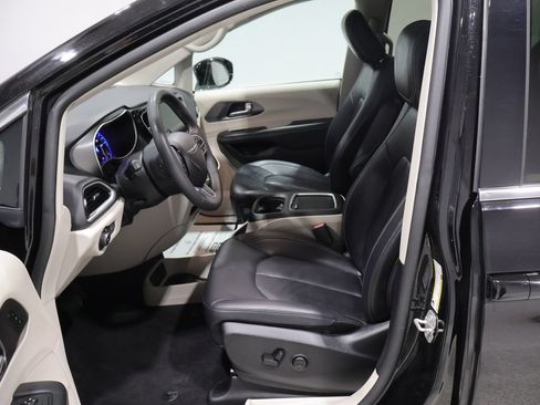 Used 2024 Chrysler Pacifica Touring-L FWD image 6