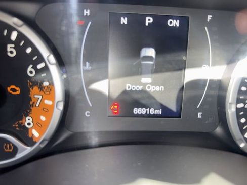 Used 2017 Jeep Renegade Altitude image 12