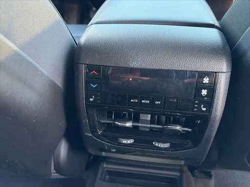 Used 2023 Jeep Grand Cherokee L Limited image 17