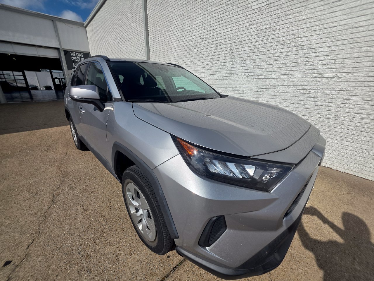 Used 2021 Toyota RAV4 LE FWD image 1