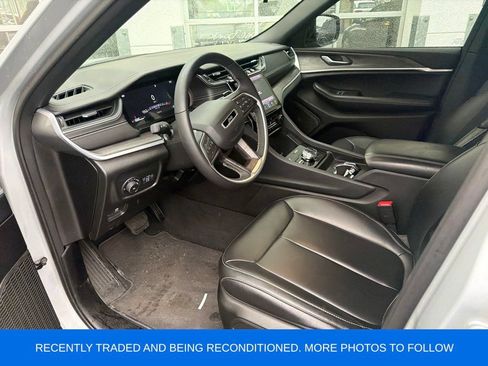 Used 2025 Jeep Grand Cherokee Limited AWD/4WD image 2