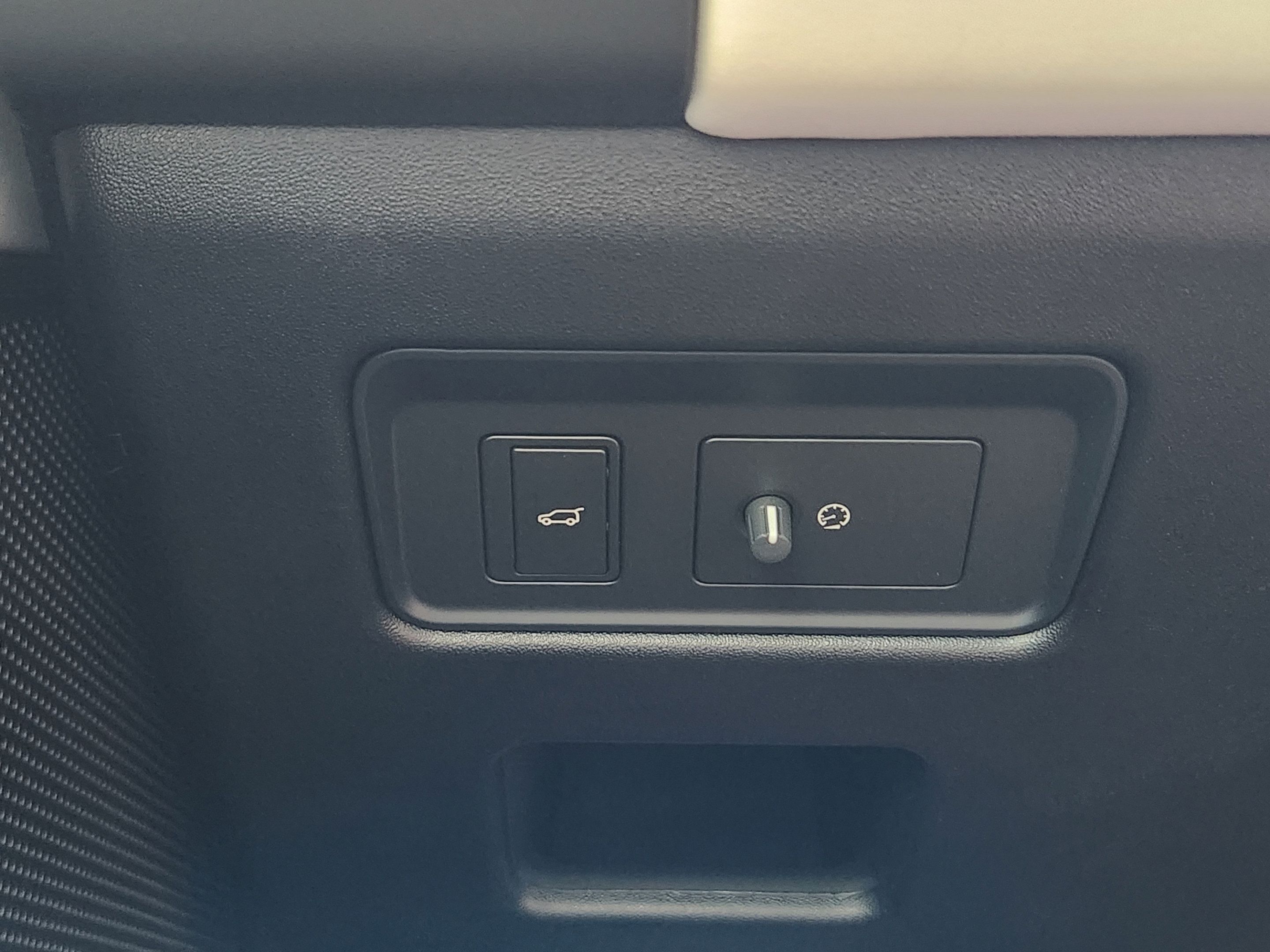 Certified 2025 Land Rover Discovery S AWD/4WD image 18