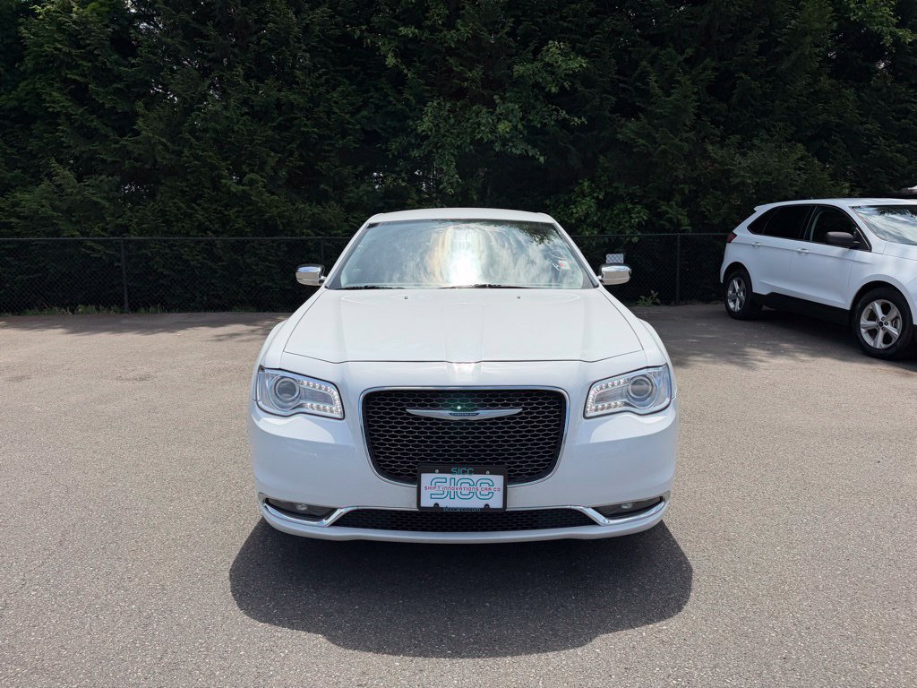 Used 2019 Chrysler 300 Limited RWD image 2