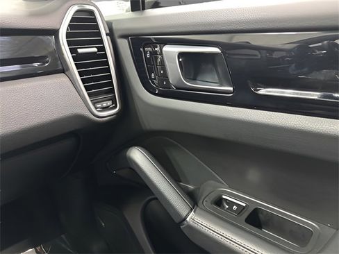 Used 2021 Porsche Cayenne image 35