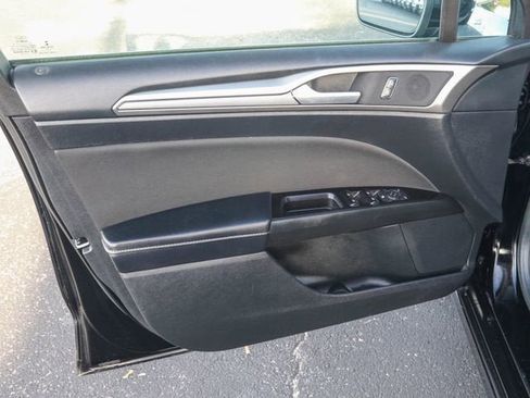 Used 2017 Ford Fusion SE FWD image 13