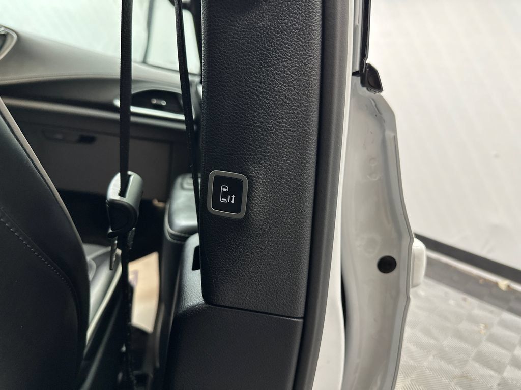 Used 2025 Chrysler Pacifica Limited FWD image 18