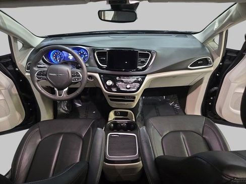 Used 2024 Chrysler Pacifica Touring-L image 10