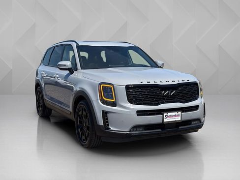 Used 2022 Kia Telluride SX w/ SX Prestige Package image 3