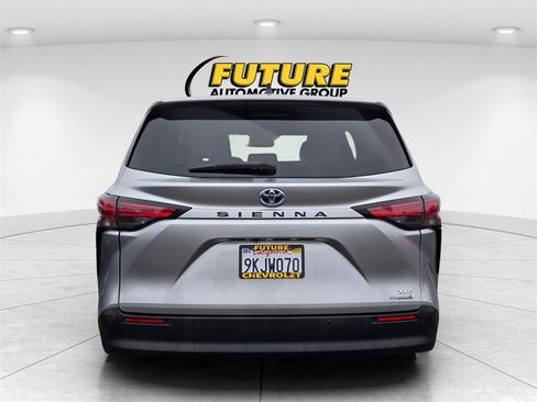 Used 2022 Toyota Sienna XLE image 5