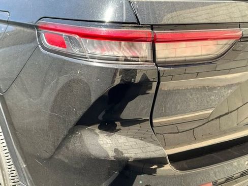 Used 2023 Jeep Grand Cherokee Altitude RWD image 14