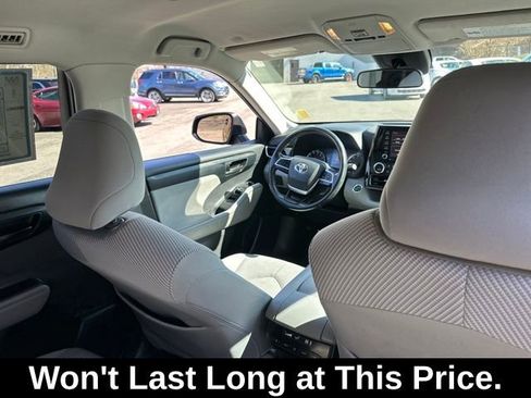 Used 2022 Toyota Highlander LE AWD/4WD image 19