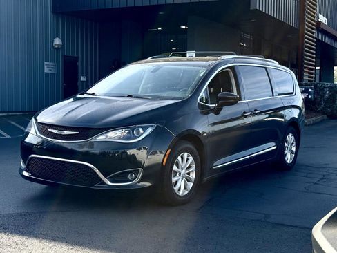Used 2018 Chrysler Pacifica Touring-L Plus image 4
