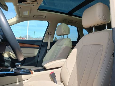 Used 2023 Audi Q5 2.0T Premium w/ Convenience Package image 4