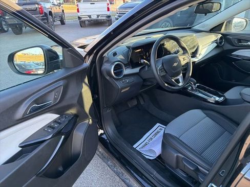 Used 2025 Chevrolet Trax LT w/ LT Convenience Package image 26