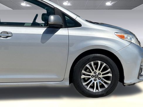 Used 2018 Toyota Sienna XLE image 35