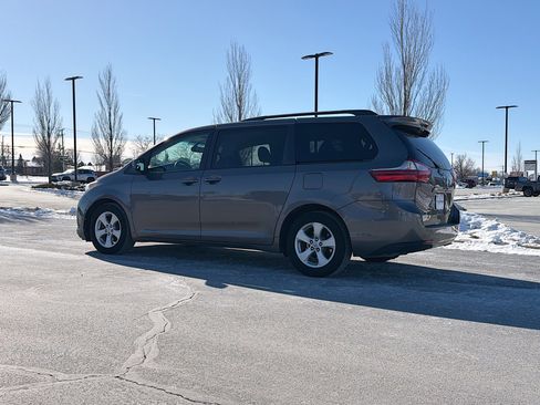 Used 2015 Toyota Sienna LE image 11