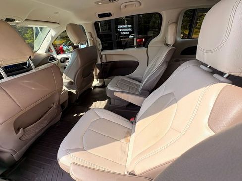 Used 2019 Chrysler Pacifica Touring-L FWD image 14