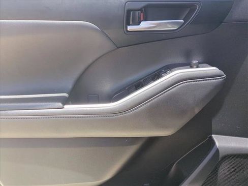Used 2022 Toyota Highlander XSE FWD image 11