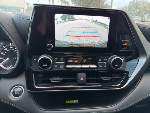 Used 2024 Toyota Highlander XLE image 14