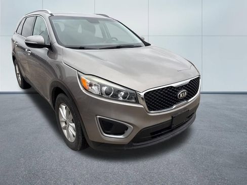 Used 2016 Kia Sorento LX image 3