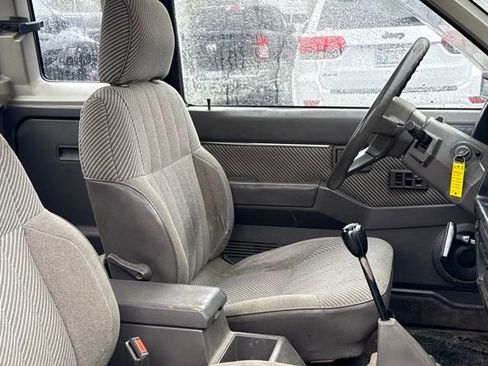 Used 1987 Nissan Pickup SE image 11